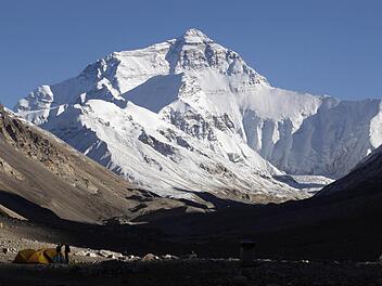Da oben will Gerd Schütz, Steuerberater und Extrembergsteiger, hin. Das Foto zeigt den Blick von einem Basislager auf den Mount Everest.  Foto: Barbara Walton, dpa
