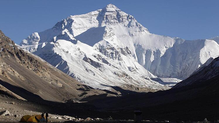 Da oben will Gerd Schütz, Steuerberater und Extrembergsteiger, hin. Das Foto zeigt den Blick von einem Basislager auf den Mount Everest.  Foto: Barbara Walton, dpa