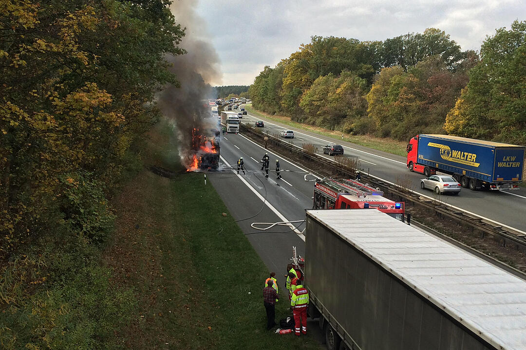 Lkw ging auf der A6 bei Schwabach in Flammen auf