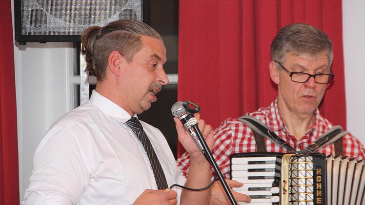 Günter Schaub und Bernd Hammer gaben die Lieder vor. Foto: Arnold Nöth