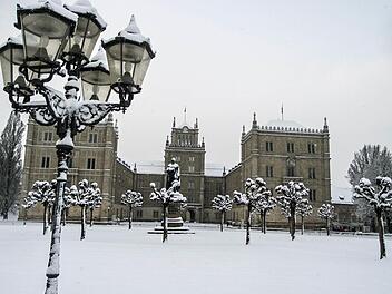 Blick auf den verschneiten Schlossplatz mit der EhrenburgFoto: Jochen Berger