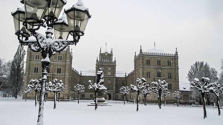 Blick auf den verschneiten Schlossplatz mit der EhrenburgFoto: Jochen Berger