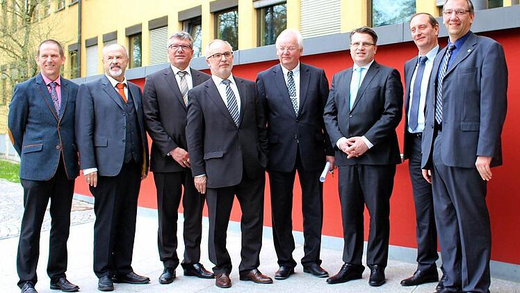 Der bayerische Justizminister Winfried Bausback (Dritter von rechts) traf sich mit (von links) stellvertretendem Landrat Rainer Mattern, Landtagsabgeordnetem Jürgen W. Heike, Leitendem Oberstaatsanwalt Bernhard Lieb, Landgerichtspräsident Anton Lohneis, Amtsgerichts-Direktor Bernd Buhl, dessen Stellvertreter Raffaele Trotta und Drittem Bürgermeister Thomas Nowak. Foto: Ulrike Nauer