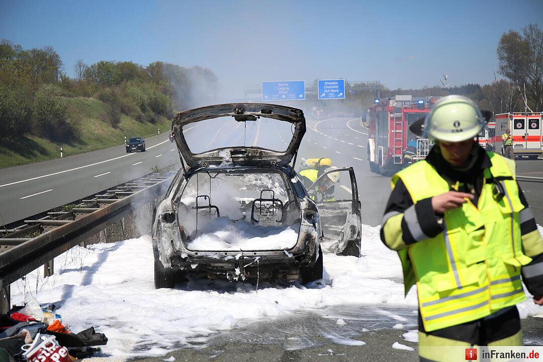 Auto brennt nach Unfall auf A9 aus