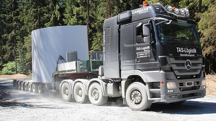 Der bärenstarke 600 PS starke Tieflader mit einer Beton-Halbschale  Foto: Friedwald Schedel