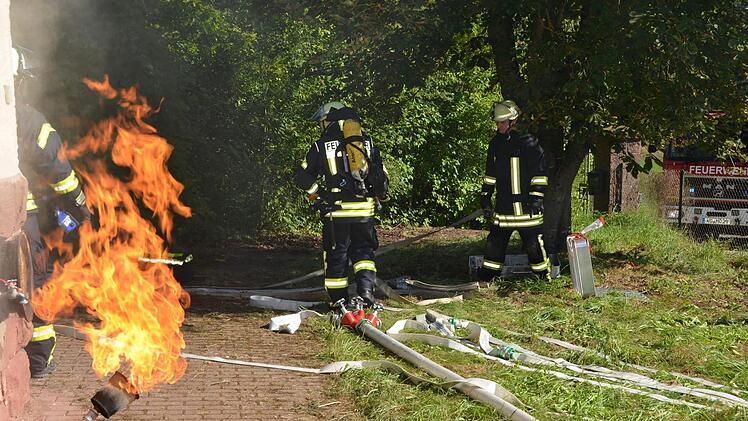 Unter realistischen Bedingungen übten die Feuerwehren aus Bad Kissingen, sowie Aschach und Oberthulba den Ernstfall.  Foto: Peter Rauch