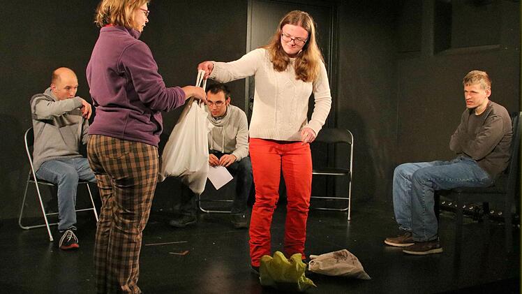 Als Laienschauspieler glänzten Frauen und Männer aus Maria Bildhausen. Sie hatten mit Profis des Theaters Schloss Maßbach Loriot-Sketche einstudiert und zeigten sie zusammen mit Improvisationen in der Abtei Maria Bildhausen.  Foto: Dieter Britz