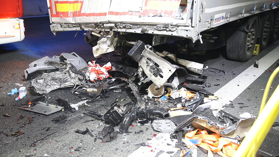 Kleintransporter rast in Lkw: Fahrer tödlich verletzt