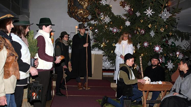 Ein Krippenspiel von Erwachsenen präsentierte am Heiligen Abend die Kirchengemeinde Heilgersdorf. Hier gratulieren die Hirten Maria (Eva Lotte Braunreuther) und Josef (Ullrich Schmidt) zum neugeborenen Jesuskind. Bettina Knauth