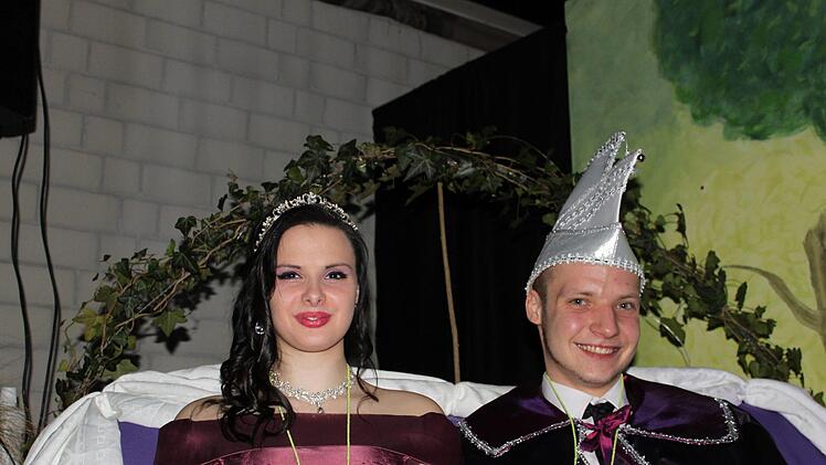 Das KCV-Prinzenpaar Aileen I. und Michael I. zeichnete nach den Darbietungen die Akteure aus.   Christiane Reuther