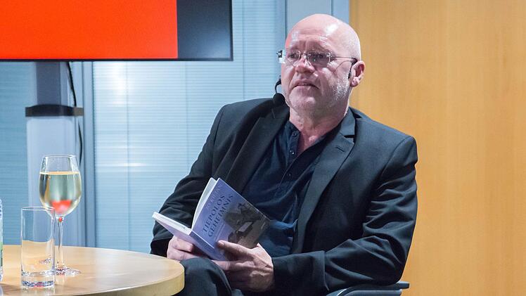 Roman Rausch alias Jo Kilian las bei der Eröffnung des 2. Literaturfestivals Haßfurt in der Sparkassengalerie in Haßfurt einen Auszug aus seinem Roman "Tiepolos Geheimnis".Ulrike Langer