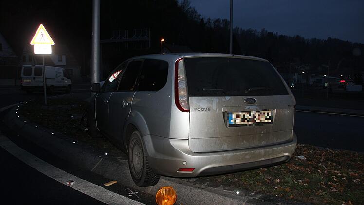 Am frühen Samstagmorgen (24. November 2018) kracht ein Ford Focus aus dem Kreis Hildburghausen gegen den Mast einer Laterne am Kronacher Südkreisel. Ein Mann wird leicht verletzt, der Unfallhergang ist noch unklar. Die Polizei sucht Zeugen. Foto: Andreas Schmitt