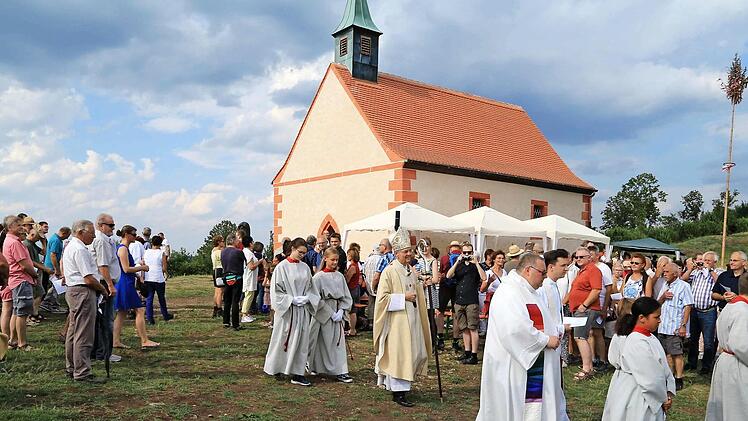 Erzbischof Ludwig Schick segnete die Walburgiskapelle nach ihrer umfassenden Renovierung. Foto: F. Galster