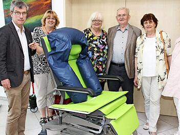 Stiftung "Lebensraum - ein Hospiz für Coburg" spendete Mobilisationsstuhl für das Coburger Caritas-Hospiz. Von links: Caritas-Geschäftsführer Norbert Hartz, Helga und Michael Schadeberg, Heide Kunze-Lysek und Heidi Klein Foto: Wolfgang : Desombre