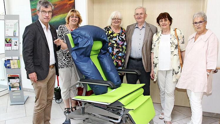Stiftung "Lebensraum - ein Hospiz für Coburg" spendete Mobilisationsstuhl für das Coburger Caritas-Hospiz. Von links: Caritas-Geschäftsführer Norbert Hartz, Helga und Michael Schadeberg, Heide Kunze-Lysek und Heidi Klein Foto: Wolfgang : Desombre