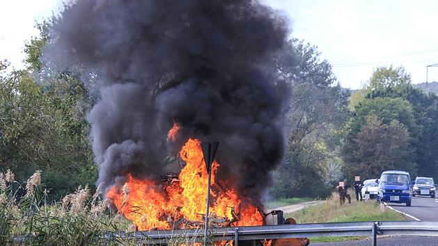 Eine schwarze Rauchwolke war am Donnerstag in Unterhaid zu sehen. Ein M&auml;htraktor war w&auml;hrend der Fahrt in Brand geraten. Foto: NEWS5 / Merzbach