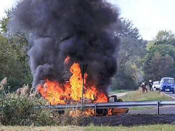 Eine schwarze Rauchwolke war am Donnerstag in Unterhaid zu sehen. Ein Mähtraktor war während der Fahrt in Brand geraten. Foto: NEWS5 / Merzbach