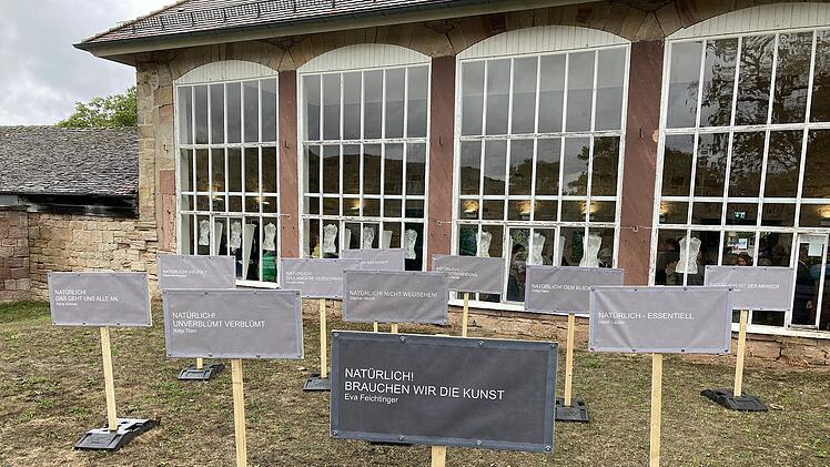 Die Schautafeln stehen vor dem Eingang. Foto: Klaus Werner
