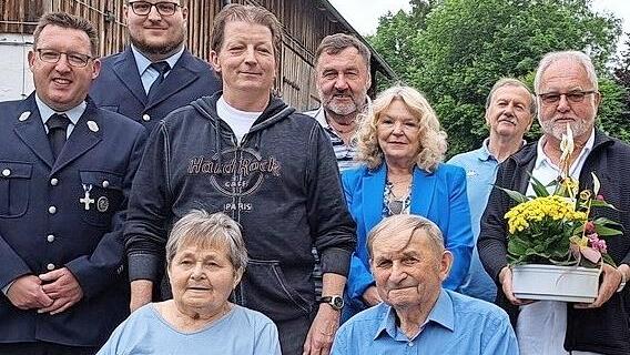 Alfred Hoffmann (vorne sitzend mit seiner Frau Marianne) nahm zu seinem 90. Geburtstag viele Gl&uuml;ckw&uuml;nsche entgegen. Mit im Bild Thomas Michel und Jonas Mertel von der Feuerwehr, J&uuml;rgen Hempfling (D&ouml;rfergemeinschaft), Reinhold Leistner von der Sold...
