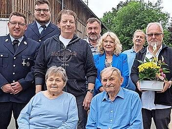 Alfred Hoffmann (vorne sitzend mit seiner Frau Marianne) nahm zu seinem 90. Geburtstag viele Glückwünsche entgegen. Mit im Bild Thomas Michel und Jonas Mertel von der Feuerwehr, Jürgen Hempfling (Dörfergemeinschaft), Reinhold Leistner von der Sold...