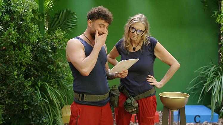 Auf ihrer Schatzsuche bekleckern sich die Chaos-Camper Umut und Nicole nicht gerade mit Ruhm. Daf&uuml;r mit ekligen Fl&uuml;ssigkeiten.