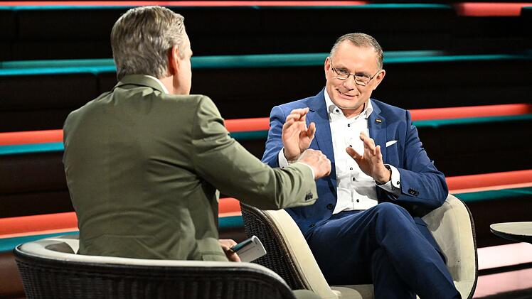 AfD-Chef Tino Chrupalla (rechts) redete sich bei "Markus Lanz" um Kopf und Kragen, als es um die Vetternwirtschafts-Vorw&uuml;rfe innerhalb seiner Partei ging.
