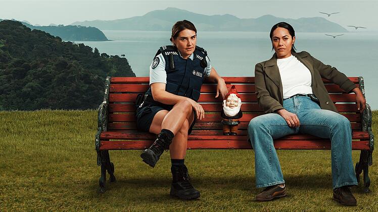 Deb Brighton (Morgana O'Reilly, links) und Mihi Renata (Roimata Fox) m&uuml;ssen gemeinsam auf Verbrecherjagd gehen. Dummerweise steht auf der pers&ouml;nlichen Ebene so einiges zwischen ihnen, denn die beiden waren einmal ein Liebespaar und gingen offenbar nicht einvernehmlich auseinander.