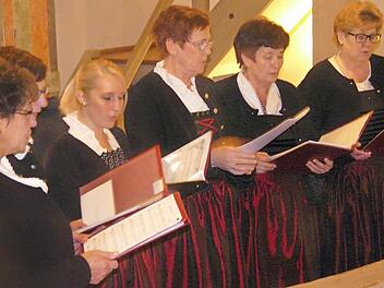 Die Sängerinnen intonieren inbrüstig die weihnachtlichen Weisen in der Muggendorfer St.-Laurentius-Kirche.  Fotos: Paul Pöhlmann