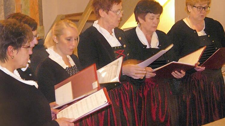 Die Sängerinnen intonieren inbrüstig die weihnachtlichen Weisen in der Muggendorfer St.-Laurentius-Kirche.  Fotos: Paul Pöhlmann