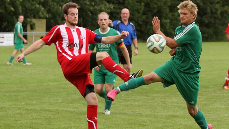 Der Wülflinger Spieler macht im letzten Moment die Torchance des Kirchlauterers Tobias Kempf (rechts) zunichte und klärt. Im Hintergrund (Mitte) verfolgt der Kirchlauter Kapitän Thorsten Ammon die Szene.