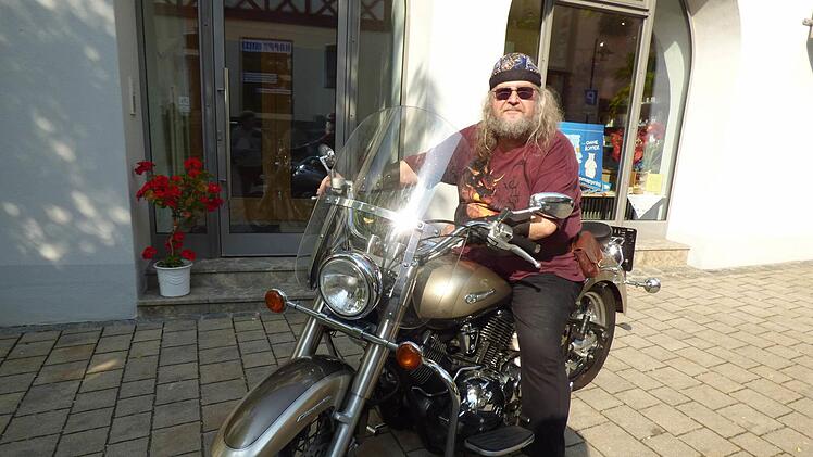 Metal-Fan Martin Rosenberg aus Nürnberg auf seiner Yamaha Foto: Thomas Weichert