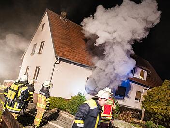 Mit vereinten Kräften gelang es den Feuerwehren Lanzendorf, Himmelkron und Gefrees das Haus in der Lindenstraße zu retten.  Foto: Alexander Muck