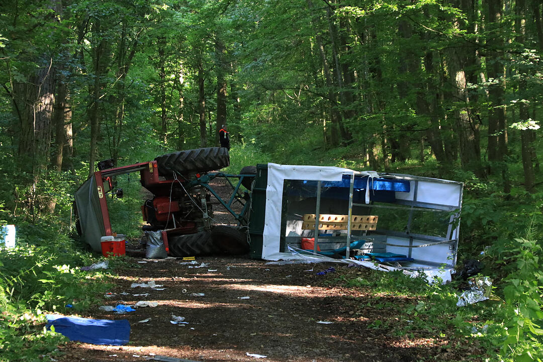 Traktor kippt bei Falkenberg um - 13 Verletzte