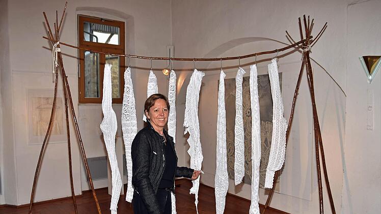 Zu der Installation "Abgehängt" wurde Gabi Weinkauf von den Trockengestellen für Kabeljau in den nordischen Ländern inspiriert.
