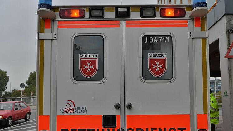 Bei einem plötzlichen Fahrmanöver wurde eine 90-Jährige in Küps schwer verletzt. Symbolbild, Foto:Ronald Rinklef