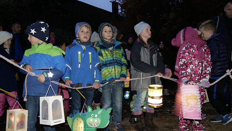 Viel Spaß hatten die Kinder beim Laternelaufen. Foto: Manja von Nida