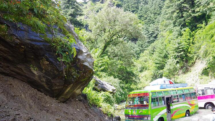 Im Himalaja-Gebiet blieb der Bus einmal in einem Bachbett stecken. Alles musste ausgeladen werden, und es dauerte stundenlang, bis die Weiterfahrt möglich war.