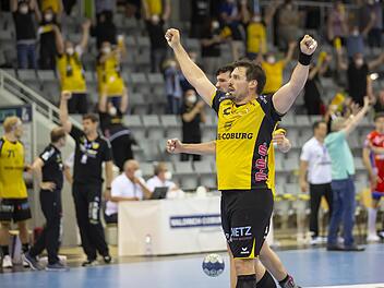 Standby-Spieler mit mittlerweile wieder reichlich Einfluss auf der Platte: Dominic Kelm ballt nach dem Punktgewinn am Donnerstagabend vor 450 Fans beide Fäuste.