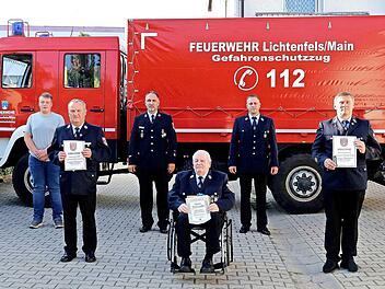 Ehrungen und Ernennungen standen beim Gefahrenschutzzug an: (von links) Miriam Motschmann (Hauptfeuerwehrfrau), Fabian Hoffmann (Neuaufnahme), Georg Storath (40 Jahre Mitgliedschaft), Oliver Schardt (Kommandant), Wilfried Bergmann (Ehrenmitglied), Michael Fischer (2. Kommandant), Gerd Klemenz (30 Jahre Mitgliedschaft) und Georg Storath (Vorsitzender)