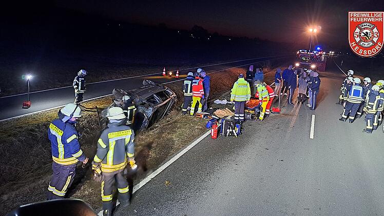 Unfall in Heßdorf: Auto überschlägt sich mehrfach, Fahrer schwer verletzt
