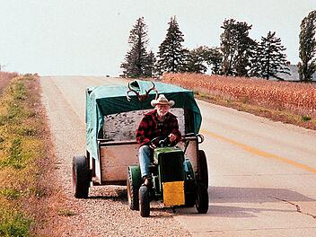 The Straight Story Alvin Straight (Richard Farnsworth) macht sich mit seinem Rasenmäher auf den Weg, um seinen 450 Kilometer entfernt lebenden Bruder zu besuchen. Sechs Wochen dauert die Reise durch das amerikanische "Heartland".