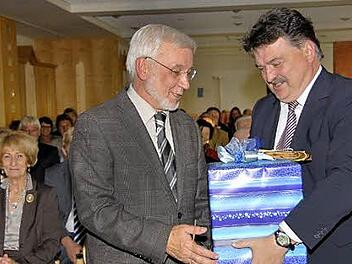 Landrat Klaus Peter Söllner (rechts) dankte dem langjährigen Chefarzt Ulf-Joachim Vollmer für 34 Dienstjahre am Klinikum.  Foto: Dagmar Besand