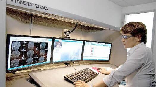 So ähnlich wird der telemedizinische Arbeitsplatz der beratenden Schlaganfall-Experten von Transit-Stroke aussehen.  Foto: MEYTEC GmbH