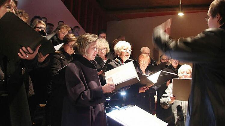 Unter der Leitung von Michaela Axtner sorgten der Chor St. Hedwig und der Kronacher Kammerchor mit dem "Evensong" für eine liturgische Bereicherung in der Gemeinde St. Hedwig.  Foto: Sonja Adam