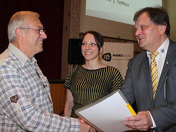 Josef Scherbel wurde für 40-jährige Betriebszugehörigkeit bei Heinz-Glas geehrt. Der Unternehmer Carl-August Heinz (rechts) bedankte sich für seine Treue. Mit im Bild Tochter Carletta Heinz, die mittlerweile im Unternehmen mit eingestiegen ist. Fotos: Veronika Schadeck
