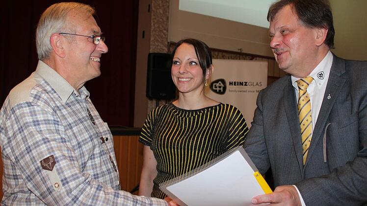 Josef Scherbel wurde für 40-jährige Betriebszugehörigkeit bei Heinz-Glas geehrt. Der Unternehmer Carl-August Heinz (rechts) bedankte sich für seine Treue. Mit im Bild Tochter Carletta Heinz, die mittlerweile im Unternehmen mit eingestiegen ist. Fotos: Veronika Schadeck