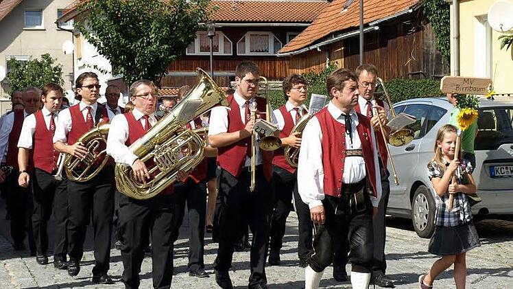 Der Musikverein 1865 Birnbaum beim Kreismusikfest in Steinwiesen im Jahr 2012. Vorne mit der Tuba erster Vorsitzender Gerhard Gareis.  Foto: Susanne Deuerling