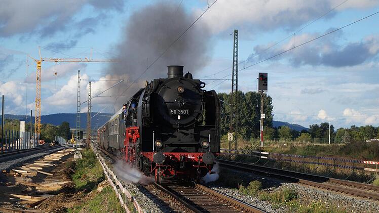 Eine Dampflok auf der ICE-Baustelle bei Ebensfeld Foto: Matthias Höher