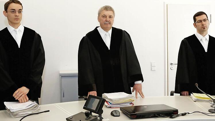 Zum 33. Mal trat am Mittwoch die Zweite Strafkammer im sogenannten Chefarzt-Prozess zusammen. Das Bild vom Auftakt im April zeigt (von links) die drei Berufsrichter Ralf Schmidt, Vorsitzenden Richter Manfred Schmidt und Martin Barnickel. Archivfoto: Matthias Hoch