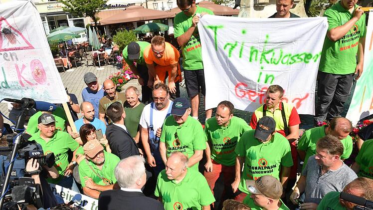Demonstration gegen einen Nationalpark Frankenwald auf dem Kulmbacher Marktplatz Foto: Ronald Rinklef